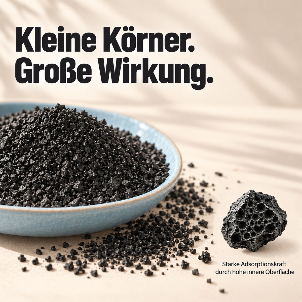 Vayno Futterkohle für Hunde in feiner Körnung in einer blauen Schale, daneben ein vergrößertes Korn mit sichtbarer Porenstruktur.